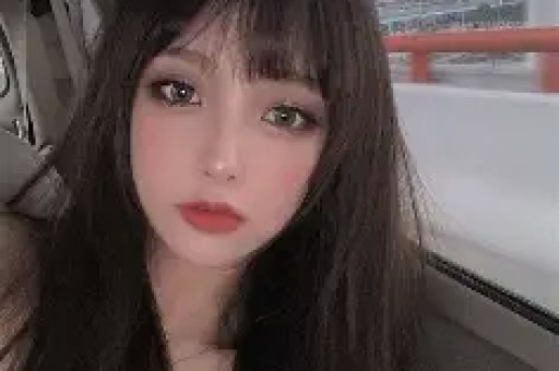曹云金与神秘女子车内亲昵被拍还在路边草丛小便边解手边吐痰
