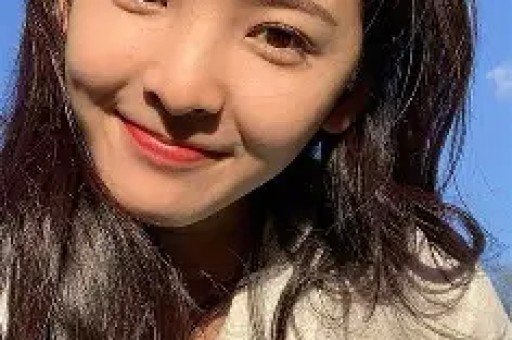 刚分手一周！八卦媒体爆料：维尼修斯在私人场所与数位女性聚会